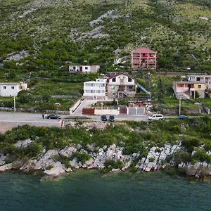  Penzion Lakefront House Albánie